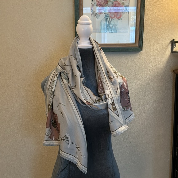 Vince Camuto - J’adore les Fleurs rectangle scarf, Like New - Picture 6 of 7